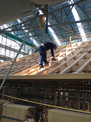 鼠多門建築中の大工さん