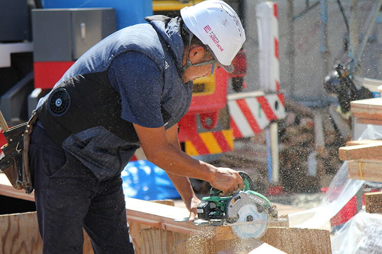 能登への想い乗せ、舞う木の粉