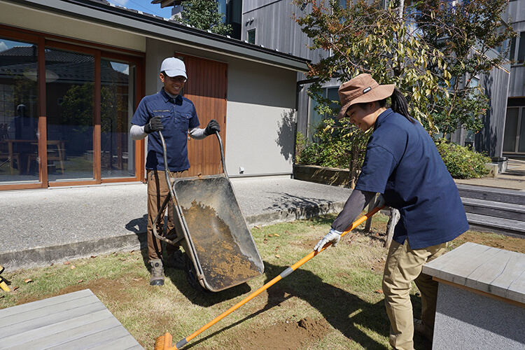 兄妹力を合わせて目土作業